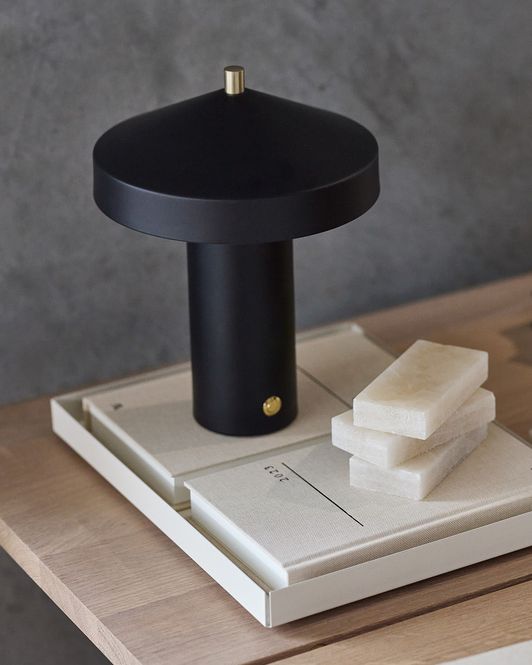 Hovedbilde OYOY Hatto Trådløs Bordlampe Sort