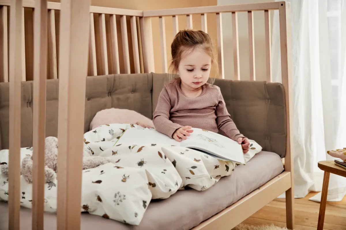 Leander Linea Kantbeskyttelse til Babyseng Mocca